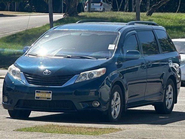 Dark blue Toyota Sienna minivan, another vehicle used by Yin Transfers & Tours